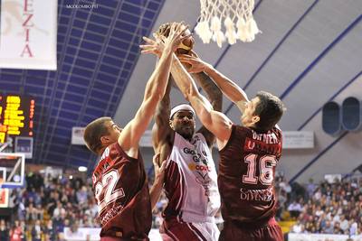 Foto www.pistoiabasket2000.it Foto www.pistoiabasket2000.it
