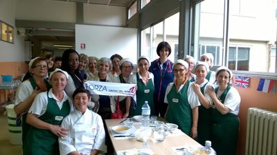 Federica Stufi a tavola con i bambini della Scuola Elementare Dino Campana